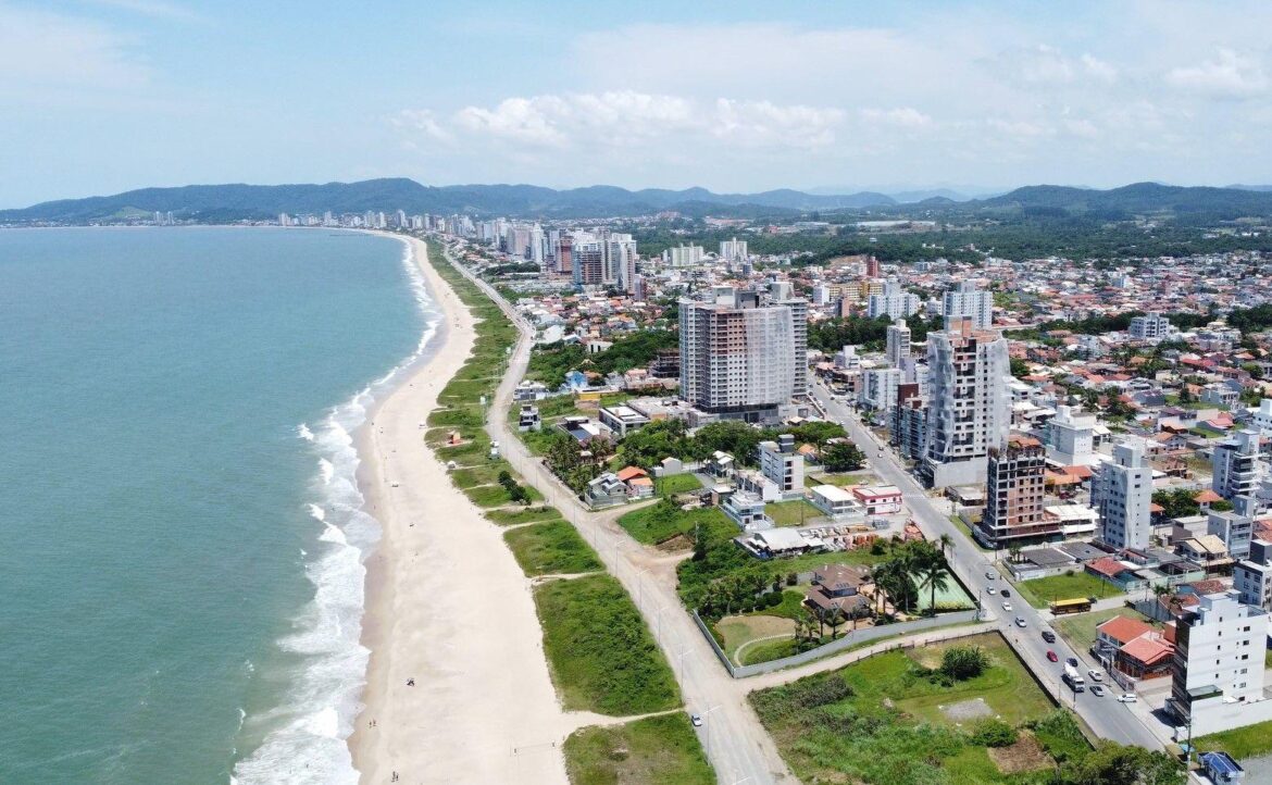 Vista aérea da orla de Balneário Piçarras SC