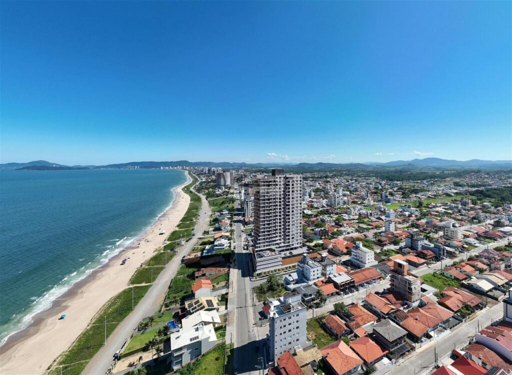 Praia do Itacolomi, bairro da Balneário Piçarras que tem recebido investimentos em empreendimentos de alto padrão frente-mar 