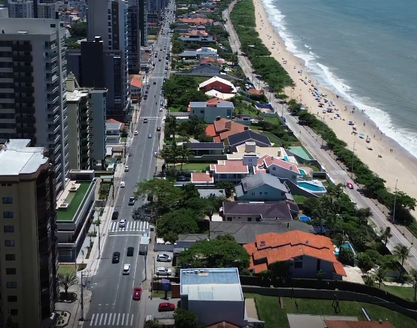 Praia Central de Balneário Piçarras Corretor Diogo Duarte, imagem gerada por drone em 2026