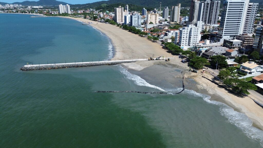 Obras do alargamento da praia de piçarras. Corretor de Imóveis Diogo Duartte