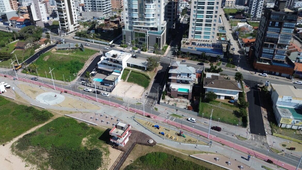 Vista aérea de Balneário Piçarras com a orla, os prédios e o mar