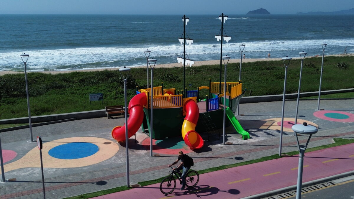 Parque Linear de Balneário Piçarras, com calçadão e ciclovia no bairro Itacolomi