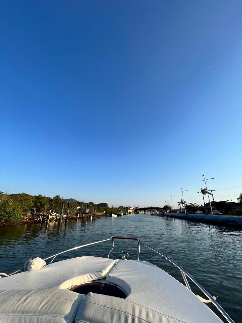 Vista do Rio Piçarras a bordo de um barco saindo da Marina Bela Vista