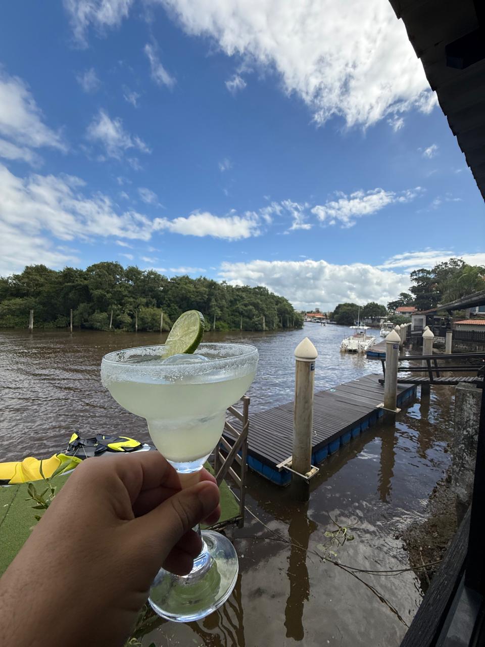 Drink com vista para o Rio Piçarras no espaço gastronômico da Marina Park
