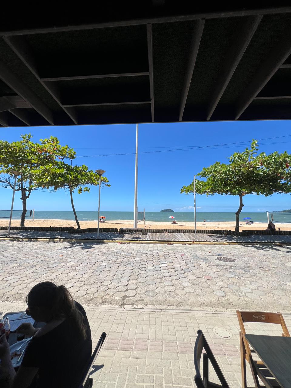 Vista da praia a partir da mesa do restaurante North Beach