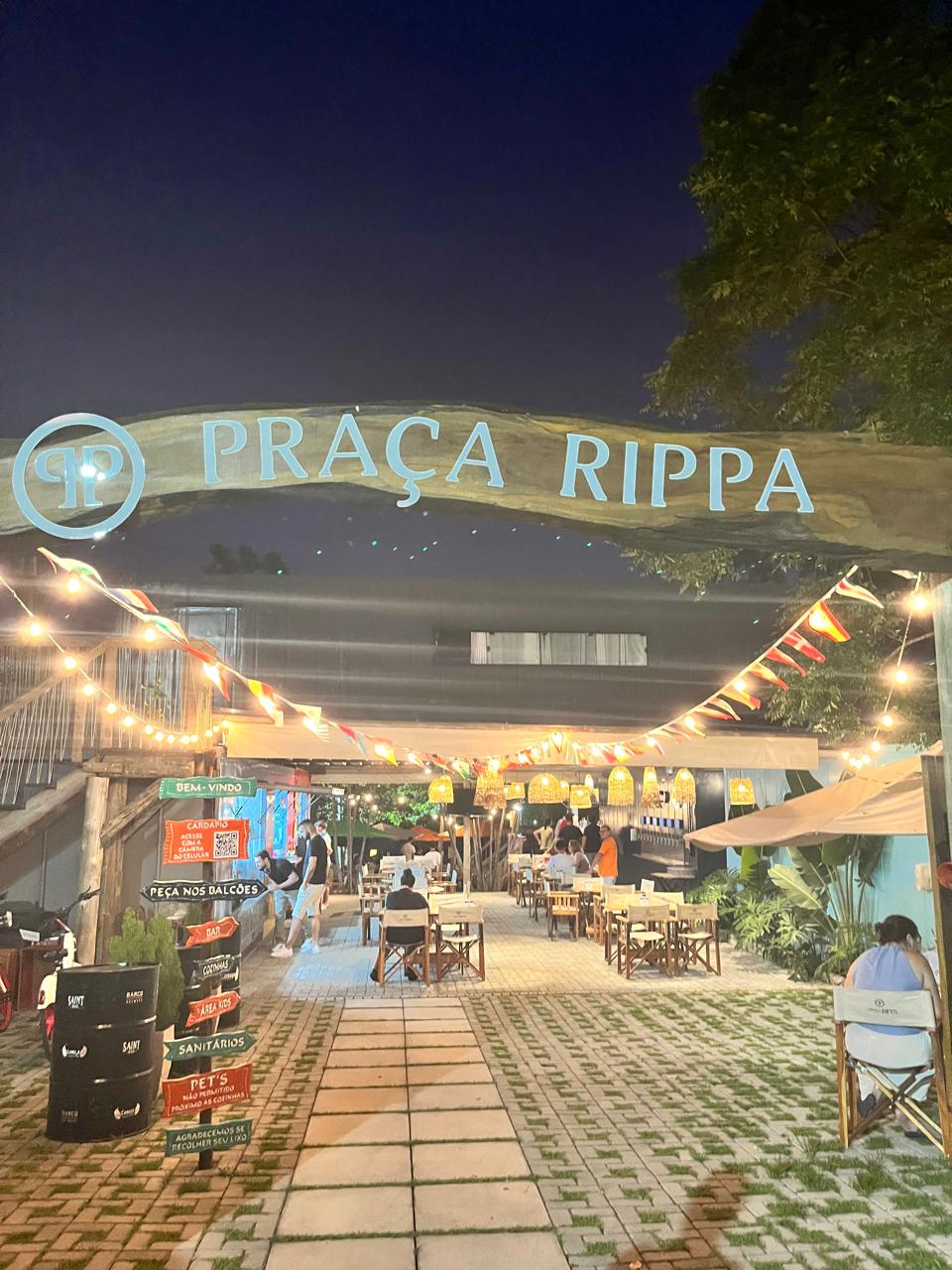 Praça Rippa iluminada à noite, no Centro