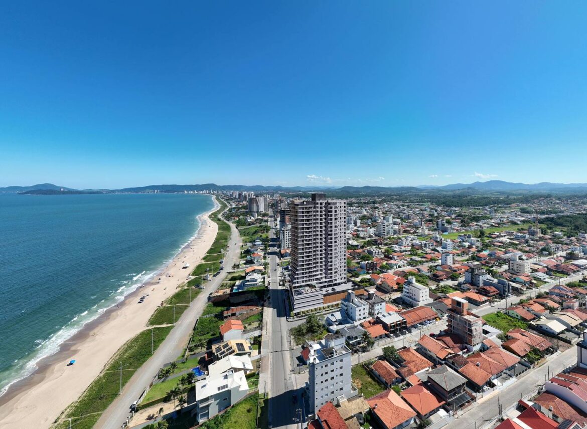 Vista aérea do Momentum Residence a 90 metros da praia, no bairro Itacolomi, em Balneário Piçarras