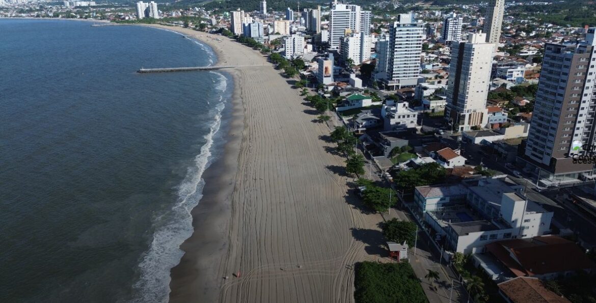 Praia Central de Balneário Piçarras com a faixa de areia ampliada e a orla urbanizada